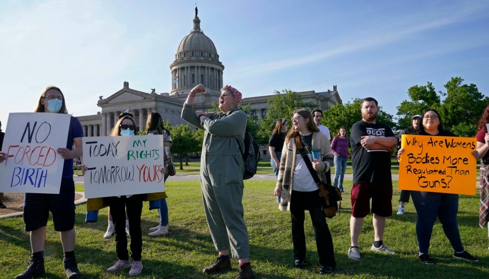 INNSKRENKER: De folkevalgte i Oklahoma har godkjent et forbud mot alle aborter, med få unntak. Delstatens abortklinikker sier de vil måtte stenge dørene om guvernør Kevin Stitt som ventet godkjenner loven. Her demonstrerer abortforkjempere foran delstatsforsamlingen i Oklahoma City. De folkevalgte i Oklahoma har godkjent et forbud mot alle aborter, med få unntak. Delstatens abortklinikker sier de vil måtte stenge dørene om guvernør Kevin Stitt som ventet godkjenner loven. Her demonstrerer abortforkjempere foran delstatsforsamlingen i Oklahoma City. Foto: Sue Ogrocki / AP / NTB
