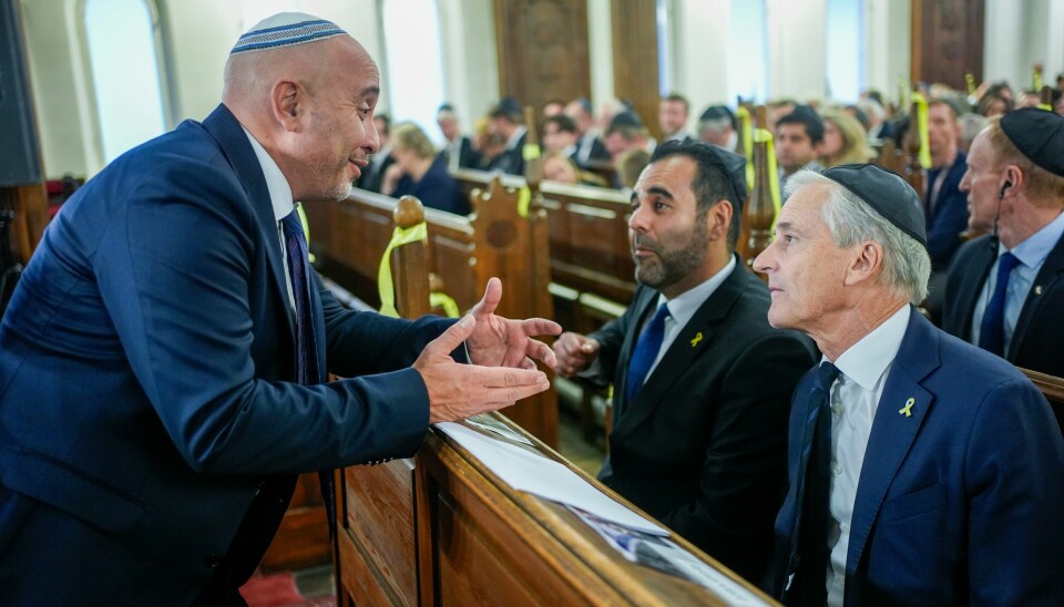 MARKERING: Styreleder i Det Mosaiske Trossamfund, Ronen Bahar, i samtale med stortingspresident Masud Gharahkhani og statsminister Jonas Gahr Støre. Statsminister Jonas Gahr Støre og stortingspresident Masud Gharahkhani var blant mange norske samfunnstopper som deltok i minnemarkeringen for terrorangrepet i Israel 7. oktober 2023. Foto: Terje Pedersen / NTB